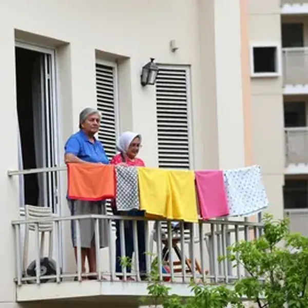 Moradores poderão receber multas por estender roupas na sacada; o valor pode chegar a 10 vezes a taxa do condomínio.