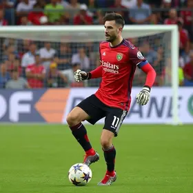 Quanto Forest quer receber por John, alvo do Cruzeiro, após colocar goleiro em lista de negociáveis